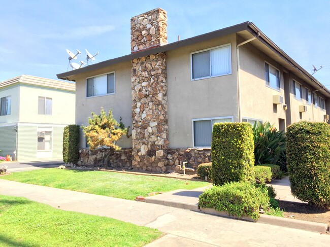 Building Photo - 420 N Marguerita Ave