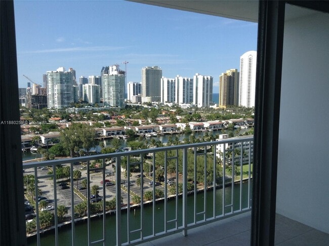Foto del edificio - 500 Bayview Dr