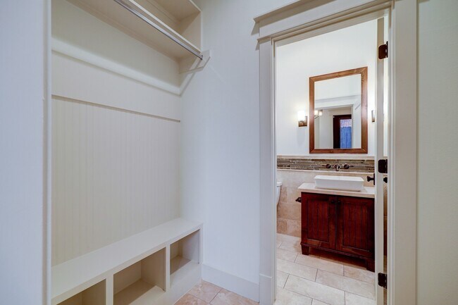 Building Photo - 2409 Morse St