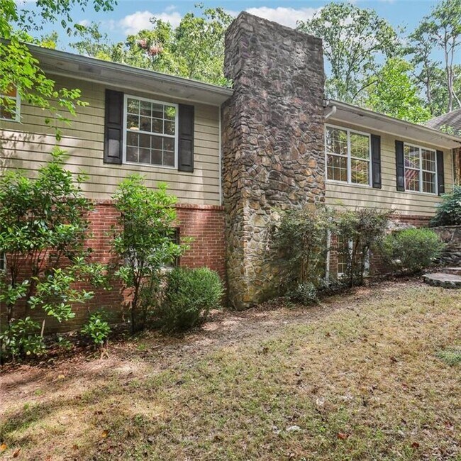 Foto del edificio - 3859 Peachtree Dunwoody Rd