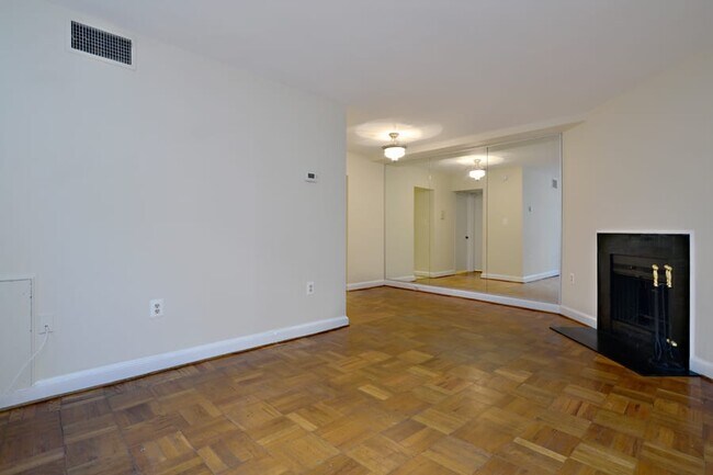 Foto del edificio - 3819 Davis Pl NW
