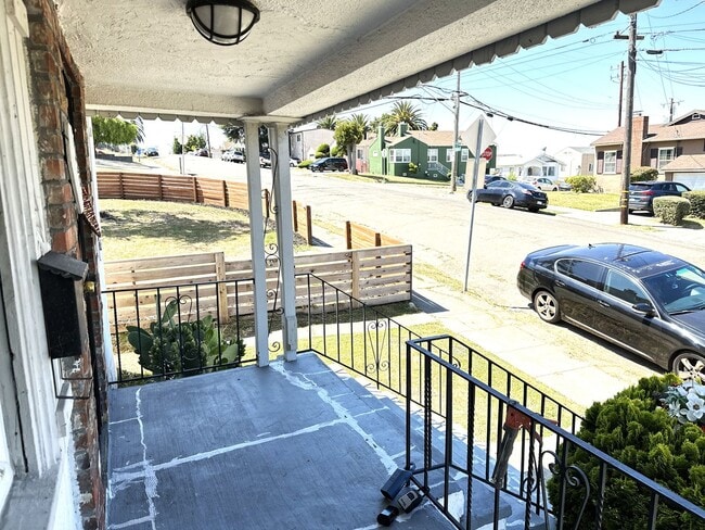 Building Photo - 3 + Beds 2 Baths Home With Large Yard /Was...
