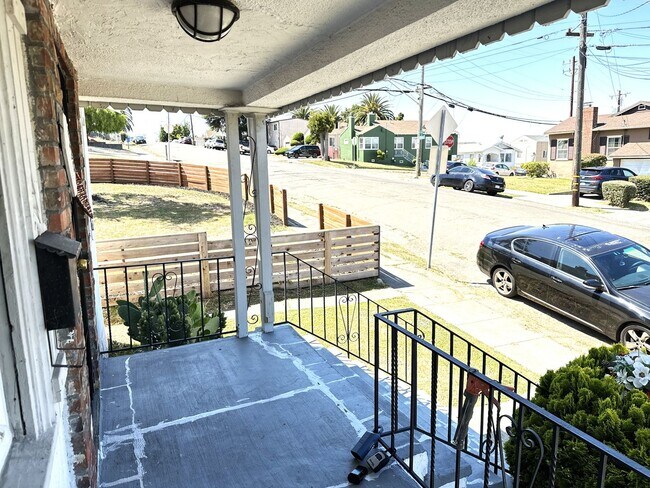 Foto del edificio - 3 + Beds 2 Baths Home With Large Yard /Was...