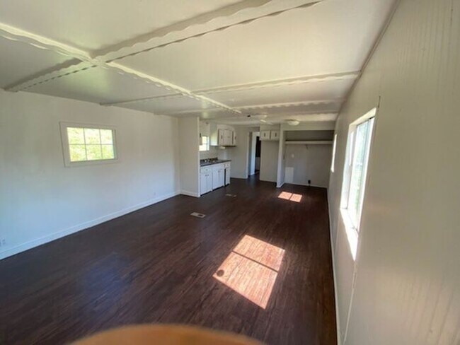 Building Photo - Completely remodeled and ready for move in!