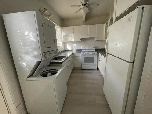 Building Photo - TROPIC GARDENS 2/2/1 split-level, end unit...