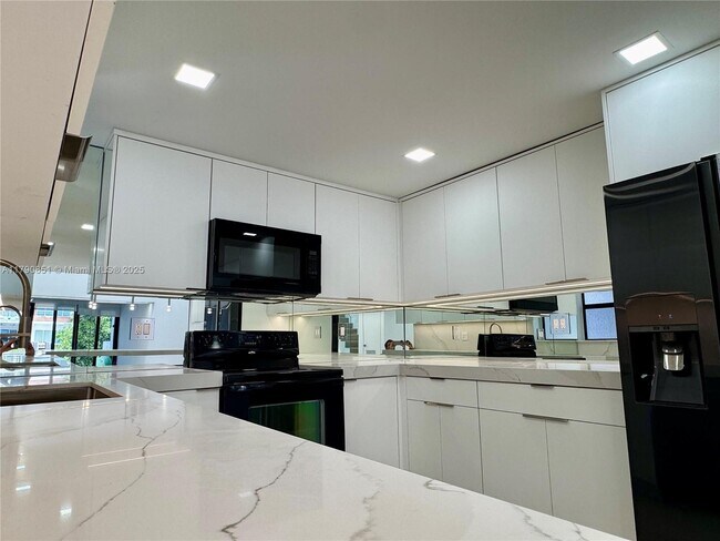 Building Photo - 323 Poinciana Island Dr