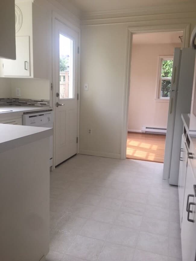 Building Photo - Crown Hill House-Yard care included!