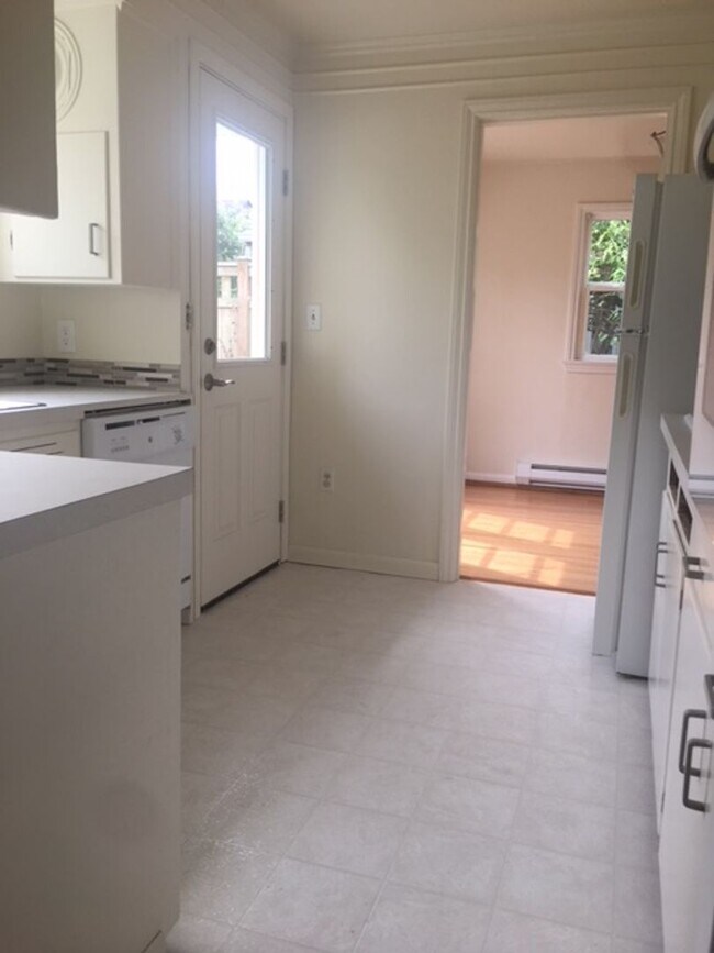 Foto del edificio - Crown Hill House-Yard care included!