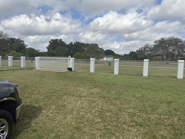 Foto del edificio - 24000 SW 207th Ave