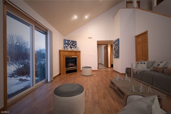 Foto del edificio - 3 br, 2 bath  - 715B Blue Jay Ln b