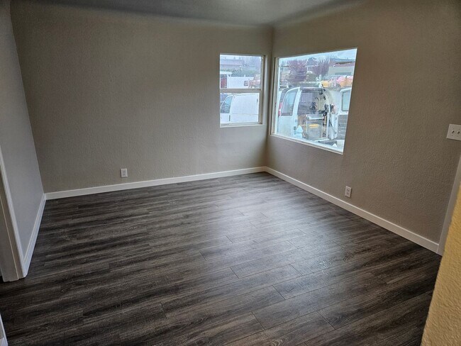 Building Photo - 4th St Duplex