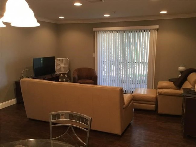 Building Photo - Stunning 2 Bedroom 2 Bath Vintage Grand Condo