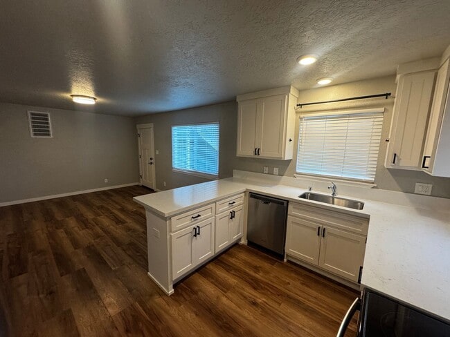 Building Photo - NICE DOWNSTAIRS UNIT WITH 2 BED 1 BATH IN GREAT LOCATION IN AUBUN!