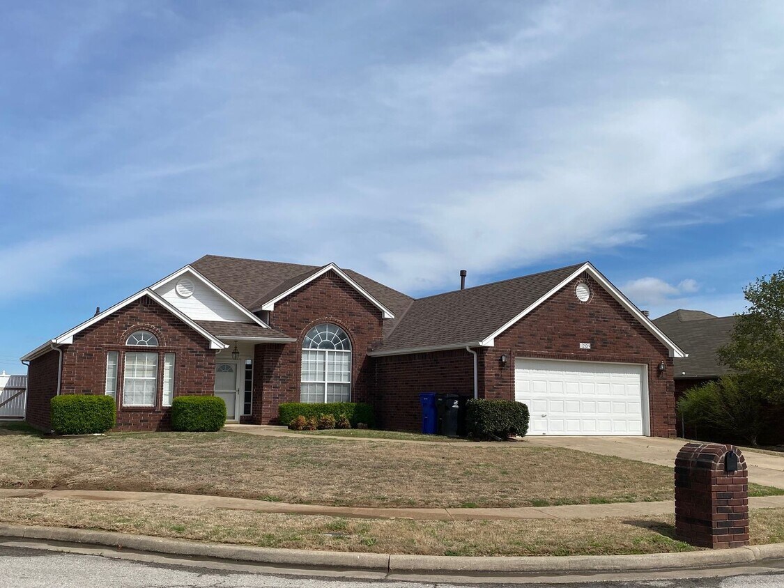 Foto principal - Great location with easy highway access.