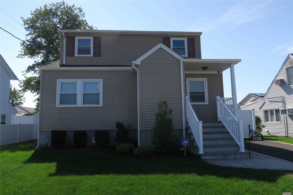 106 St Marks Pl, Massapequa, NY 11758 House Rental in Massapequa, NY