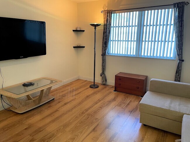 Foto del edificio - 1821 NE 62nd St