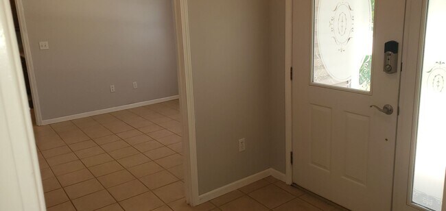 Building Photo - 3 bd, 2 ba home in NE Columbia, 3 car gara...