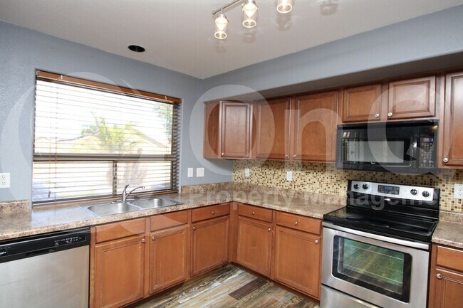 Foto del edificio - 42252 W Michaels Dr