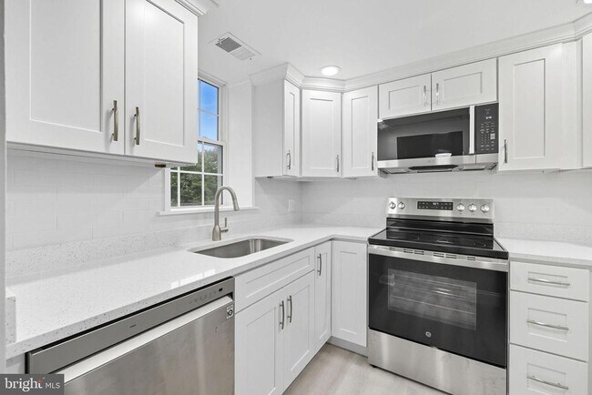 Building Photo - 2856 S Buchanan St