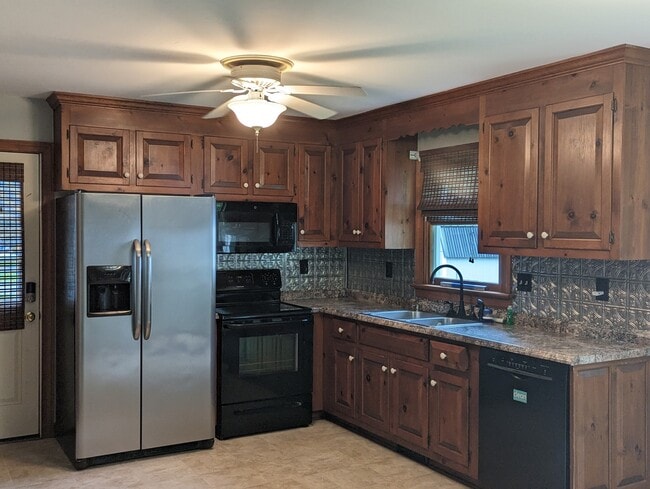 Building Photo - 8296 Briarthorn Ct