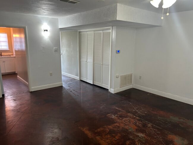 Building Photo - 1724 Robins St