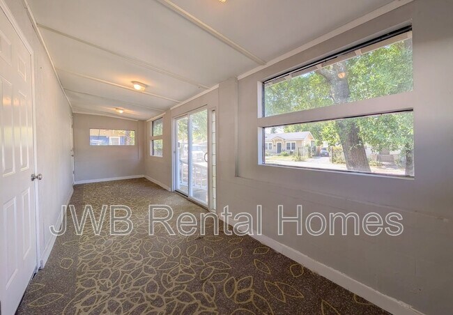 Foto del edificio - 421 Golfair Blvd