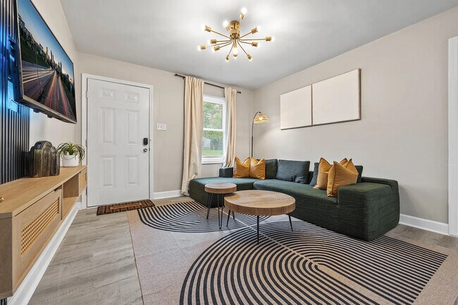 Foto del edificio - Room in House on Ayrshire Cir NW
