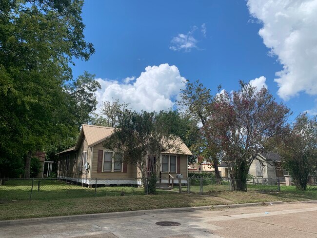 Building Photo - 605 S Depot St