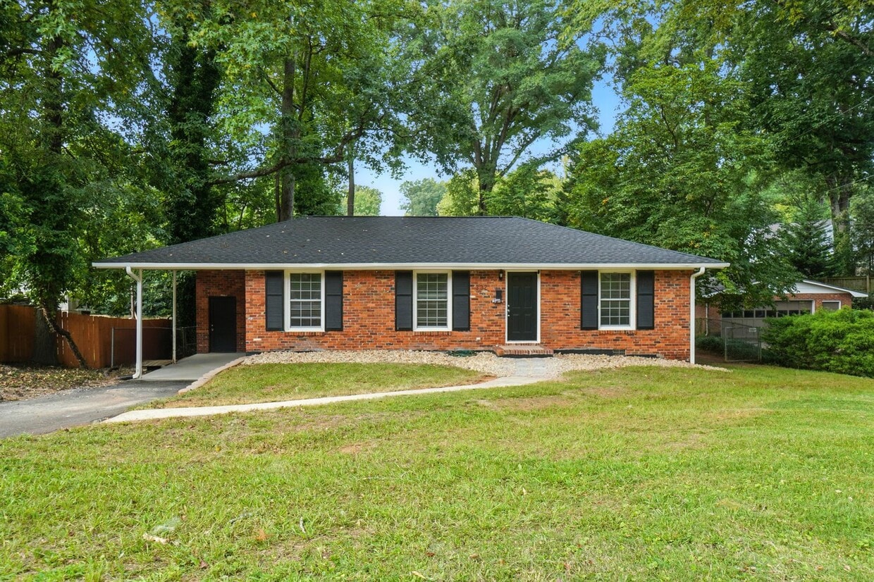 Primary Photo - Perfect blend of Charm and Convenience!