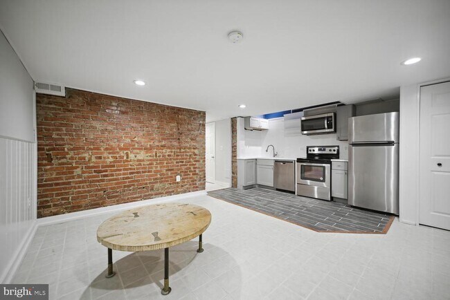 Building Photo - 510 21st St NE
