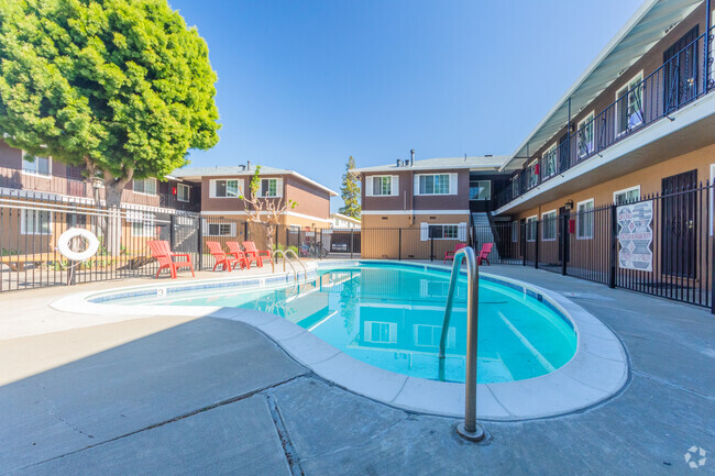 Piscina - Surrey Square Apartments