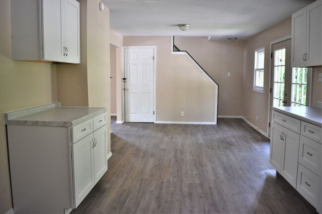 Building Photo - LEASE PENDING AS OF 05/06/2025: Lovely 3 b...