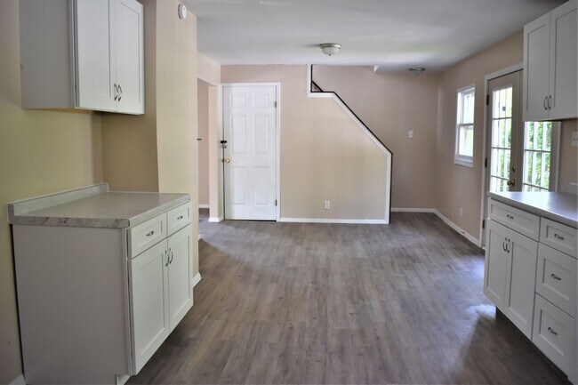 Foto del edificio - LEASE PENDING AS OF 05/06/2025: Lovely 3 b...