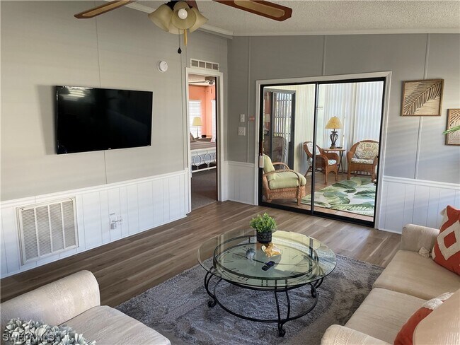 Foto del edificio - 14519 Paul Revere Loop