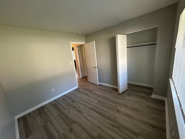 Foto del edificio - Charming 3BR Home with Fenced Backyard, Garage & Modern Flooring — 1,322 Sq Ft