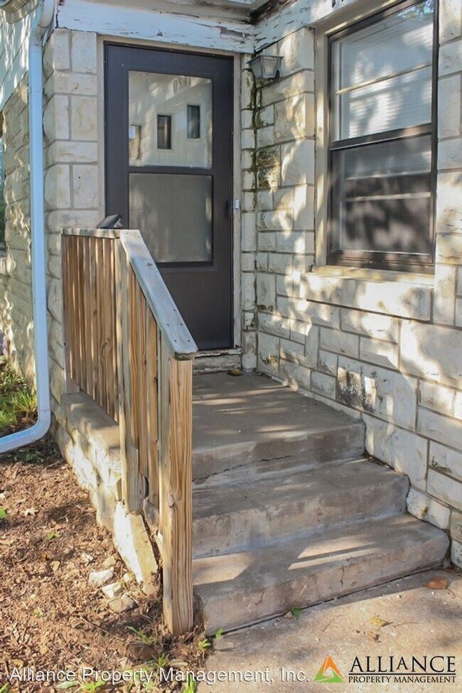 Building Photo - 4 br, 3 bath House - 1120 N. Manhattan Ave.