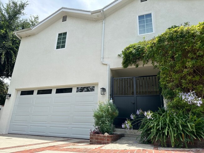 Foto del edificio - First time Rental in exclusive neighborhood! 4 bed + a den!