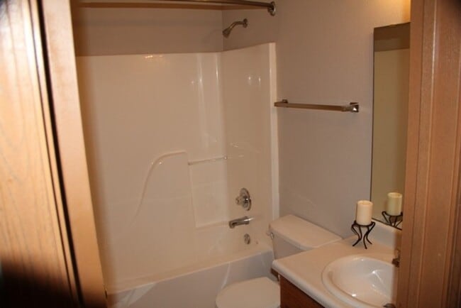 Building Photo - 633 Royce Dr