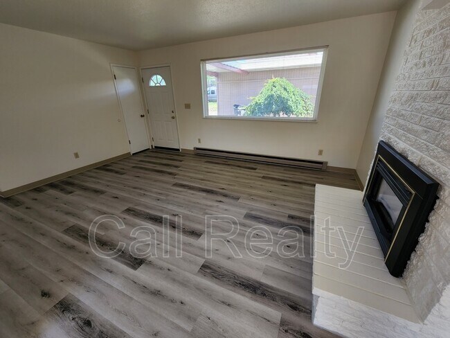 Building Photo - 708 N University Rd