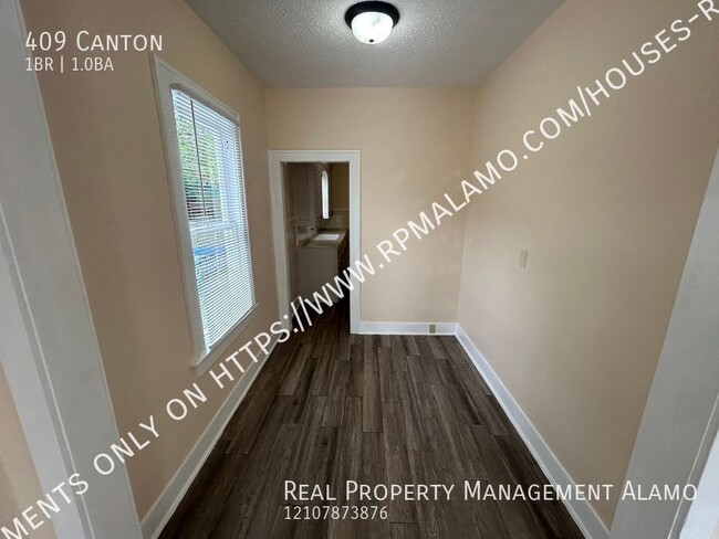 Building Photo - COMING SOON! 1 Bedroom /1 Bath Unit with F...