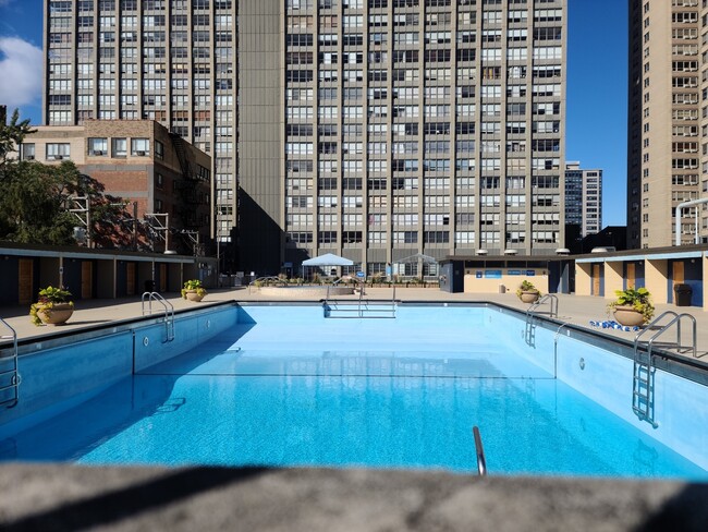 Foto del edificio - 655 W Irving Park Rd