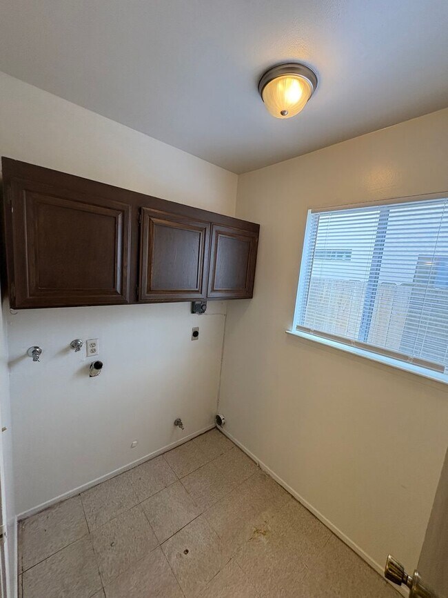 Building Photo - SW Visalia Home Available Now!