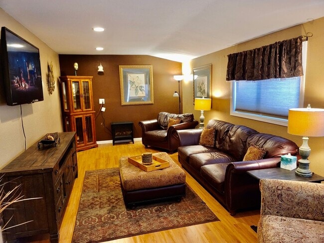 Building Photo - Perfect for a traveling nurse or other professional!  High end fully furnished 1bdrm, 1.5 bath un...