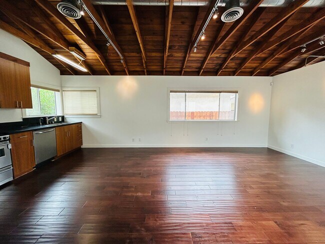 Foto del edificio - Spacious One Bedroom + Den Backhouse! In Unit Laundry! Prime Location!