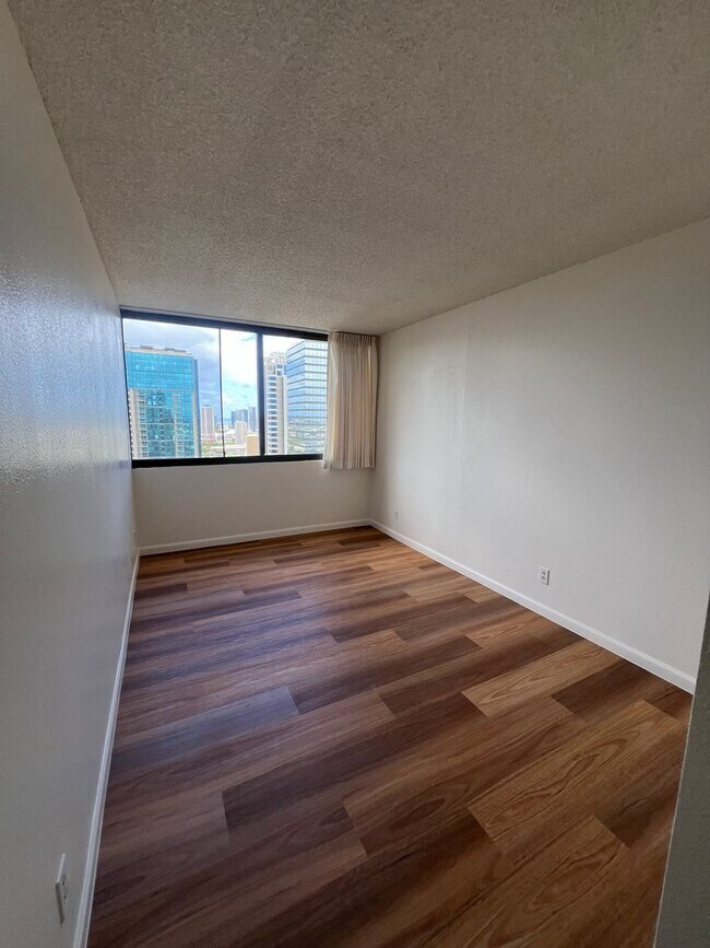 Building Photo - Kpe3001