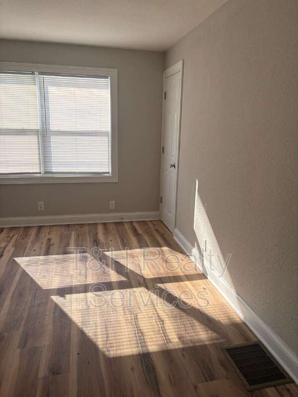 Foto del edificio - 4210 E 15th St