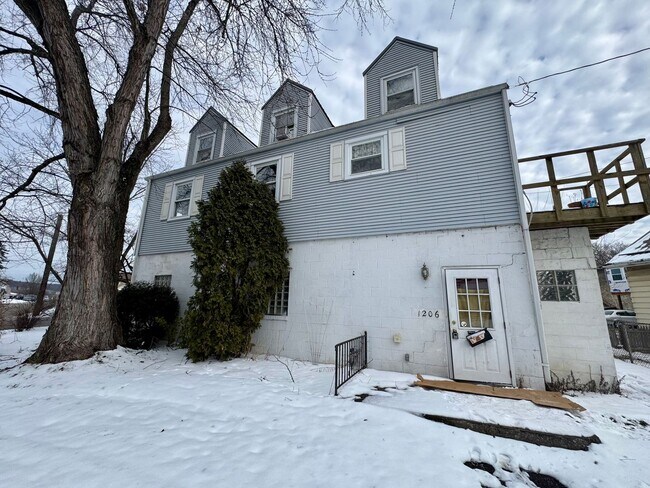 Foto del edificio - 3 Bedroom 2 Bath in Natrona Heights, PA!