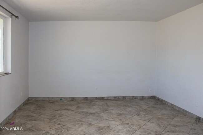Building Photo - 214 E Hamel Rd
