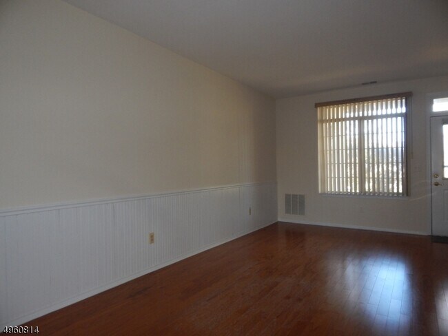 Foto del edificio - 77 Wescott Rd