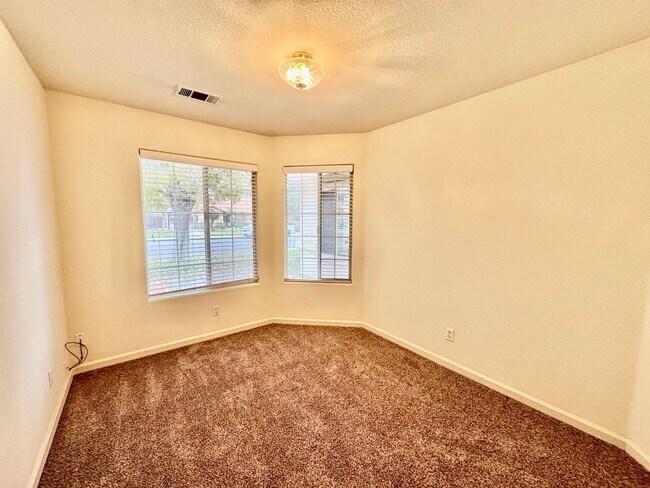 Foto del edificio - REDUCED! Beautiful Home with Pool and Pool Service Included!